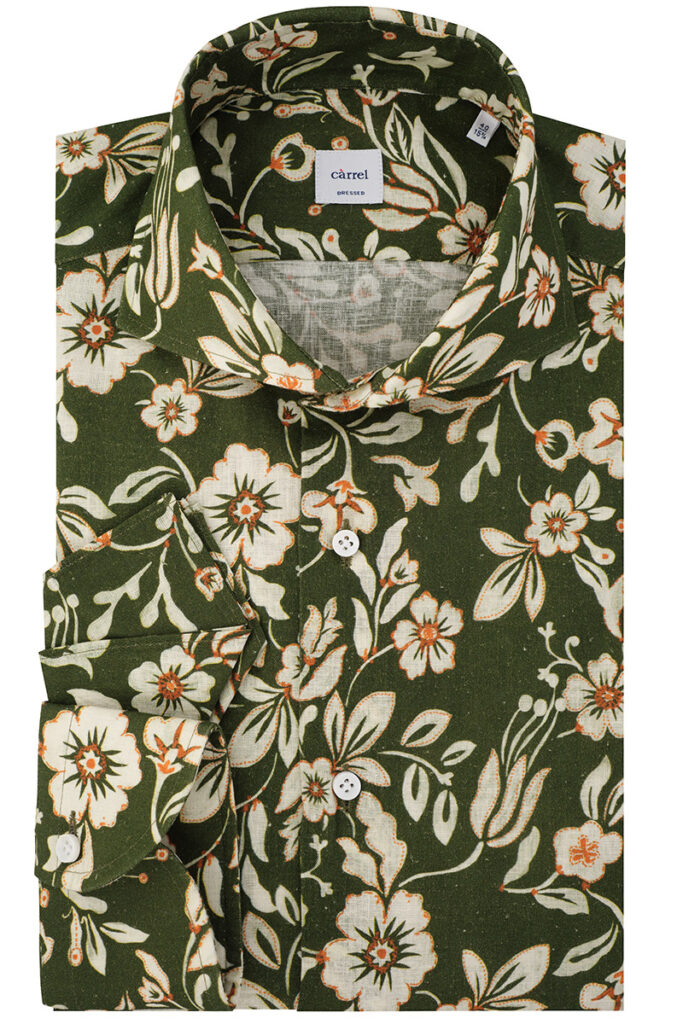 Dettaglio camicia floreale verde con motivo bianco e arancio